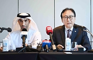 정인교 산업통상자원부 통상교섭본부장이 29일 서울 종로구 포시즌스 호텔에서 타니 빈 아흐메드 알 제유디(Thani bin Ahmed Al Zeyoudi) UAE 경제부 대외무역특임장관과 ‘한-UAE CEPA(포괄적경제동반자협정) 정식 서명 관련 브리핑’을 하고 있다.
