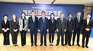 조태열 외교부 장관이 30일 서울 중구 롯데호텔에서 열린 ‘북한인권 국제포럼’에서 환영사를 마친 후 참석자들과 기념 촬영을 하고 있다.