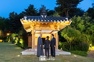 윤석열 대통령이 29일 서울 한남동 대통령 관저에서 모하메드 빈 자이드 알 나하얀(Mohammed bin Zayed Al Nahyan) 아랍에미리트(UAE) 대통령과 산책을 하고 있다. 