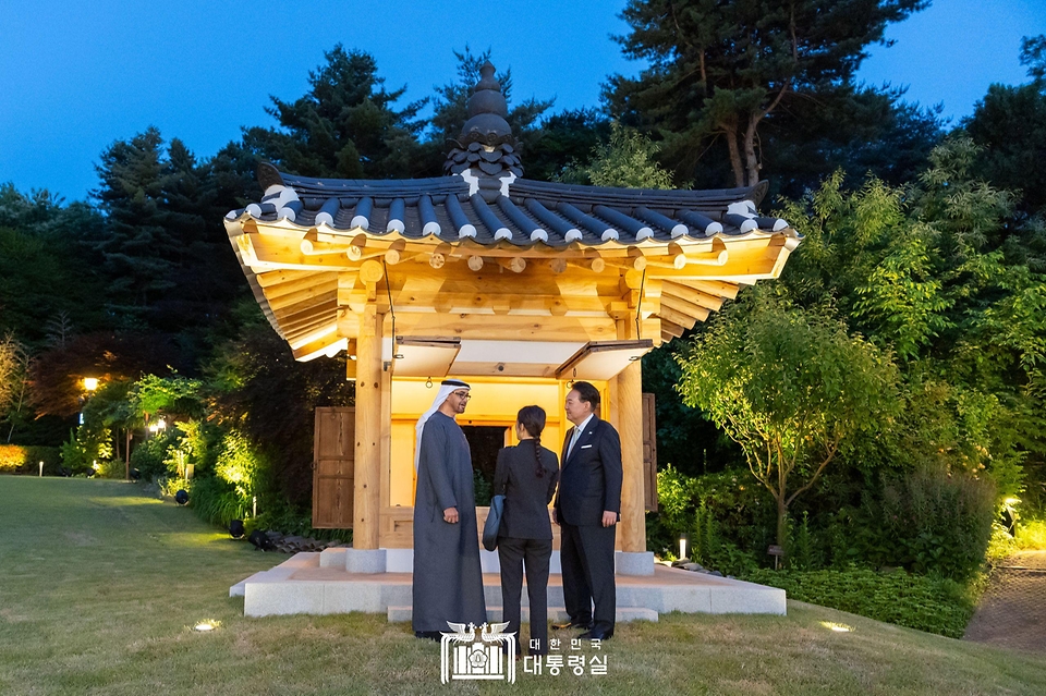 윤석열 대통령이 29일 서울 한남동 대통령 관저에서 모하메드 빈 자이드 알 나하얀(Mohammed bin Zayed Al Nahyan) 아랍에미리트(UAE) 대통령과 산책을 하고 있다. 