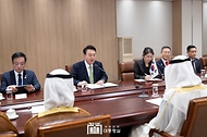 윤석열 대통령과 모하메드 빈 자이드 알 나하얀(Mohammed bin Zayed Al Nahyan) 아랍에미리트(UAE) 대통령이 29일 서울 용산 대통령실 청사에서 ‘한-UAE 정상회담’을 하고 있다.