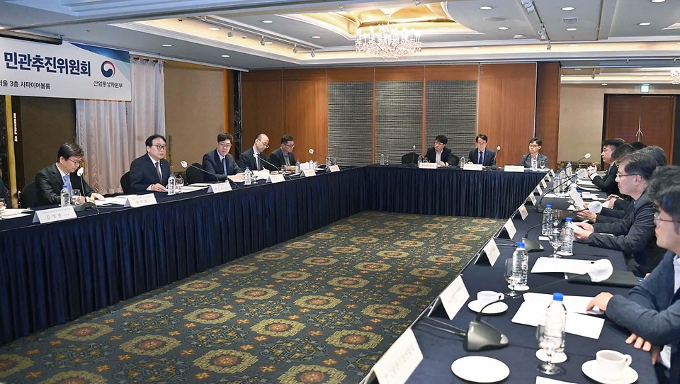 정인교 산업통상자원부 통상교섭본부장이 29일 서울 중구 롯데호텔 사파이어볼룸에서 열린 ‘제2차 한-아프리카 경제협력 민관추진위원회’를 주재하고 있다.