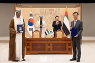 윤석열 대통령과 모하메드 빈 자이드 알 나하얀(Mohammed bin Zayed Al Nahyan) 아랍에미리트(UAE) 대통령이 29일 서울 용산 대통령실 청사에서 열린 ‘한-아랍에미리트(UAE) 협정 및 양해각서(MOU) 체결식’에 배석해 삼성중공업 최성안 부회장과 술탄 아흐메드 알 자베르(Sultan Ahmed Al Jaber) 아부다비 국영석유회사 최고경영자(CEO) 겸 산업첨단기술부 장관의 LNG 운반선 건조의향서 서명 뒤 기념 촬영을 하고 있다. 