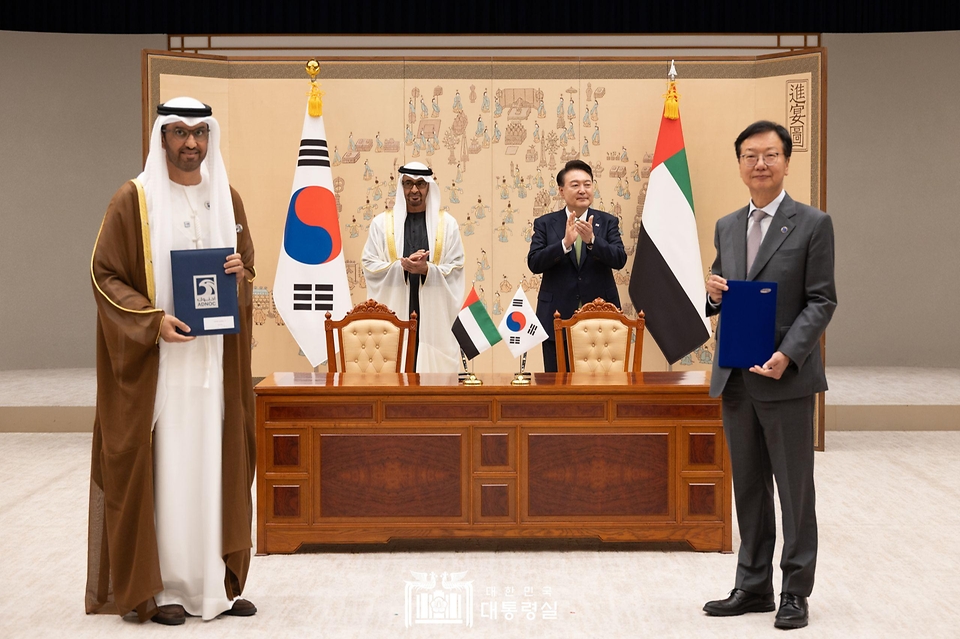 윤석열 대통령과 모하메드 빈 자이드 알 나하얀(Mohammed bin Zayed Al Nahyan) 아랍에미리트(UAE) 대통령이 29일 서울 용산 대통령실 청사에서 열린 ‘한-아랍에미리트(UAE) 협정 및 양해각서(MOU) 체결식’에 배석해 삼성중공업 최성안 부회장과 술탄 아흐메드 알 자베르(Sultan Ahmed Al Jaber) 아부다비 국영석유회사 최고경영자(CEO) 겸 산업첨단기술부 장관의 LNG 운반선 건조의향서 서명 뒤 기념 촬영을 하고 있다. 