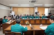 한화진 환경부 장관이 29일 충북 괴산군 소재 괴산댐을 방문, 홍수기 댐 운영 개선 방안과 현장을 점검하고, “괴산댐은 발전용 댐이지만, 국민 안전을 위해 홍수기에는 홍수조절을 최우선으로 운영해 줄 것”을 당부하고 있다.
