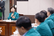 한화진 환경부 장관이 29일 충북 괴산군 소재 괴산댐을 방문, 홍수기 댐 운영 개선 방안과 현장을 점검하고, “괴산댐은 발전용 댐이지만, 국민 안전을 위해 홍수기에는 홍수조절을 최우선으로 운영해 줄 것”을 당부하고 있다.