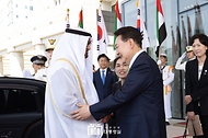 윤석열 대통령이 29일 서울 용산 대통령실 청사 앞 잔디마당에서 열린 ‘UAE 대통령 국빈 방한 공식 환영식’에서 모하메드 빈 자이드 알 나하얀(Mohammed bin Zayed Al Nahyan) 아랍에미리트(UAE) 대통령을 맞이하고 있다.