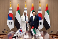 윤석열 대통령이 29일 서울 용산 대통령실 청사에서 열린 ‘한-UAE 정상회담’에서 모하메드 빈 자이드 알 나하얀(Mohammed bin Zayed Al Nahyan) 아랍에미리트(UAE) 대통령과 악수하며 기념 촬영을 하고 있다.
