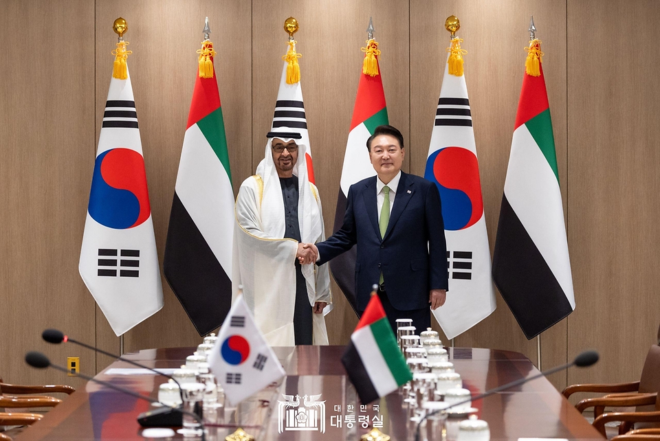 윤석열 대통령이 29일 서울 용산 대통령실 청사에서 열린 ‘한-UAE 정상회담’에서 모하메드 빈 자이드 알 나하얀(Mohammed bin Zayed Al Nahyan) 아랍에미리트(UAE) 대통령과 악수하며 기념 촬영을 하고 있다.