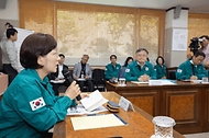 한화진 환경부 장관이 29일 충북 괴산군 소재 괴산댐을 방문, 홍수기 댐 운영 개선 방안과 현장을 점검하고, “괴산댐은 발전용 댐이지만, 국민 안전을 위해 홍수기에는 홍수조절을 최우선으로 운영해 줄 것”을 당부하고 있다.