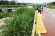 <p>30일 충북 청주 무심천체육공원에서 군, 경찰, 소방대원&nbsp;등&nbsp;관계자들이&nbsp;'2024 재난대응 안전한국훈련' 일환으로 제방 유실로 인한 주택침수가 발생환 상황을 가상해 재난 상황 대응 훈련을 하고 있다.</p>