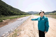 한화진 환경부 장관이 29일 충북 괴산군 소재 달천(하문지구) 현장을 방문, 복구 현장을 점검하고 있다.