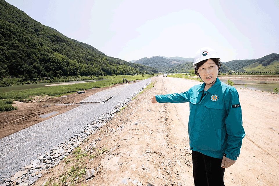 한화진 환경부 장관이 29일 충북 괴산군 소재 달천(하문지구) 현장을 방문, 복구 현장을 점검하고 있다.
