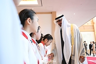 모하메드 빈 자이드 알 나하얀(Mohammed bin Zayed Al Nahyan) 아랍에미리트(UAE) 대통령이 29일 서울 용산 대통령실 청사 앞 잔디마당에서 열린 ‘UAE 대통령 국빈 방한 공식 환영식’을 마친 뒤 회담장으로 향하며 UAE 노래를 부른 서울시소년소녀합창단원들을 격려하고 있다.
