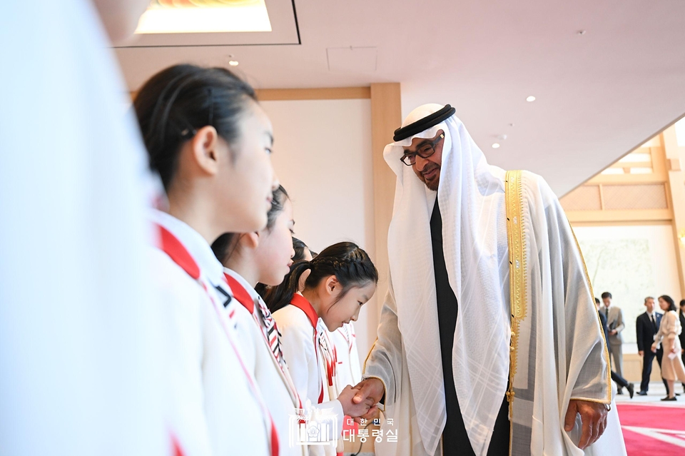 모하메드 빈 자이드 알 나하얀(Mohammed bin Zayed Al Nahyan) 아랍에미리트(UAE) 대통령이 29일 서울 용산 대통령실 청사 앞 잔디마당에서 열린 ‘UAE 대통령 국빈 방한 공식 환영식’을 마친 뒤 회담장으로 향하며 UAE 노래를 부른 서울시소년소녀합창단원들을 격려하고 있다.