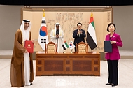 윤석열 대통령과 모하메드 빈 자이드 알 나하얀(Mohammed bin Zayed Al Nahyan) 아랍에미리트(UAE) 대통령이 29일 서울 용산 대통령실 청사에서 열린 ‘한-아랍에미리트(UAE) 협정 및 양해각서(MOU) 체결식’에 배석해 오영주 중소벤처기업부 장관과 타니 빈 아흐메드 알 제유디(Thani bin Ahmed Al Zeyoudi) UAE 경제부 대외무역특임장관의 중소벤처위원회 신설 양해각서(MOU) 서명 뒤 기념 촬영을 하고 있다.