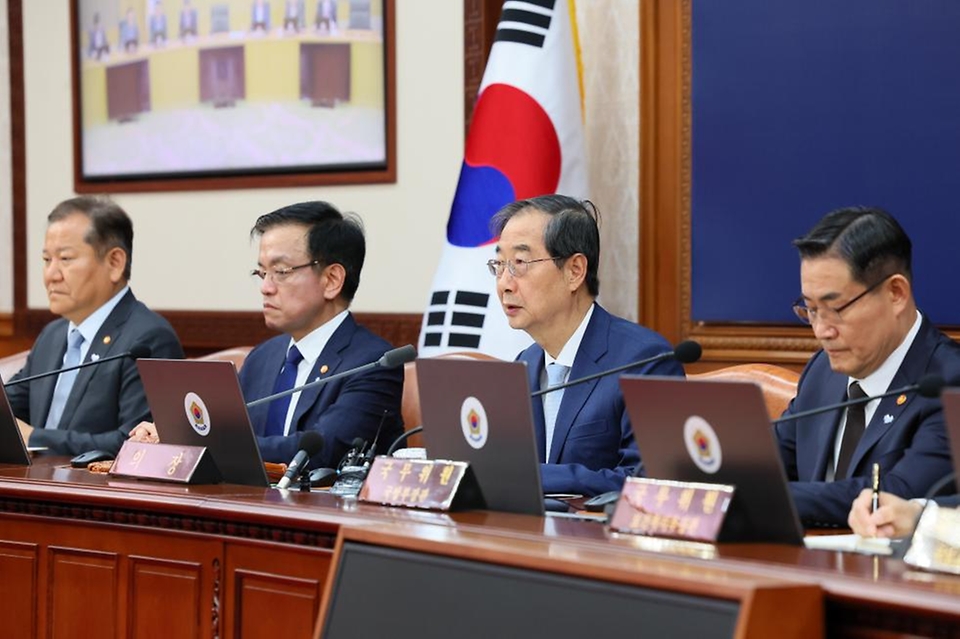 한덕수 국무총리가 29일 서울 종로구 정부서울청사에서 열린 ‘제24회 임시 국무회의’를 주재하고 있다.