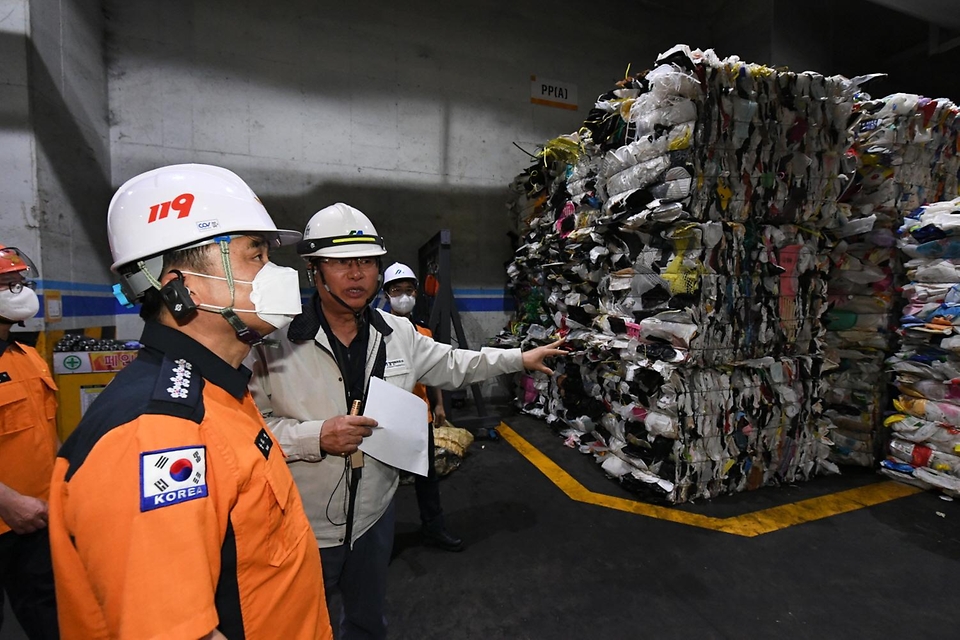 남화영 소방청장이 29일 서울 구로구 구로자원순환센터를 방문해 재활용 반입장을 점검하고 있다.