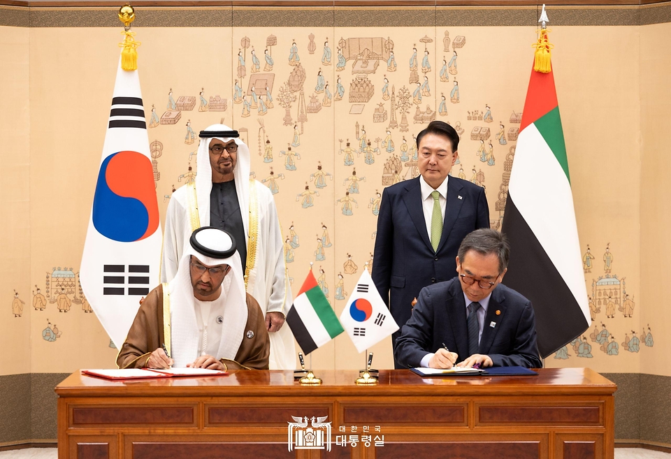 윤석열 대통령과 모하메드 빈 자이드 알 나하얀(Mohammed bin Zayed Al Nahyan) 아랍에미리트(UAE) 대통령이 29일 서울 용산 대통령실 청사에서 열린 ‘한-아랍에미리트(UAE) 협정 및 양해각서(MOU) 체결식’에 배석해 조태열 외교부 장관과 술탄 아흐메드 알 자베르(Sultan Ahmed Al Jaber) 아부다비 국영석유회사 최고경영자(CEO) 겸 산업첨단기술부 장관의 기후변화 협력을 위한 기본협정 서명 모습을 지켜보고 있다.