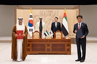 윤석열 대통령과 모하메드 빈 자이드 알 나하얀(Mohammed bin Zayed Al Nahyan) 아랍에미리트(UAE) 대통령이 29일 서울 용산 대통령실 청사에서 열린 ‘한-아랍에미리트(UAE) 협정 및 양해각서(MOU) 체결식’에 배석해 박상우 국토교통부 장관과 수하일 모하메드 알 마즈루이(Suhail Mohamed Al Mazrouei) UAE 에너지인프라부 장관의 에너지 인프라 제3국 공동진출 협력 양해각서(MOU) 서명 뒤 기념 촬영을 하고 있다. 