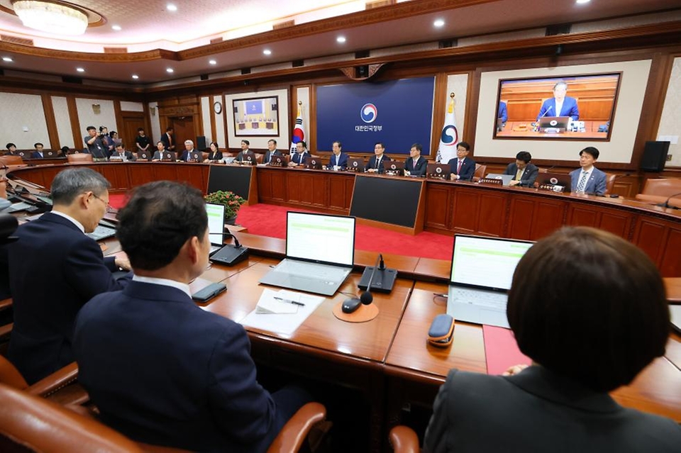 한덕수 국무총리가 29일 서울 종로구 정부서울청사에서 열린 ‘제24회 임시 국무회의’에서 발언하고 있다.