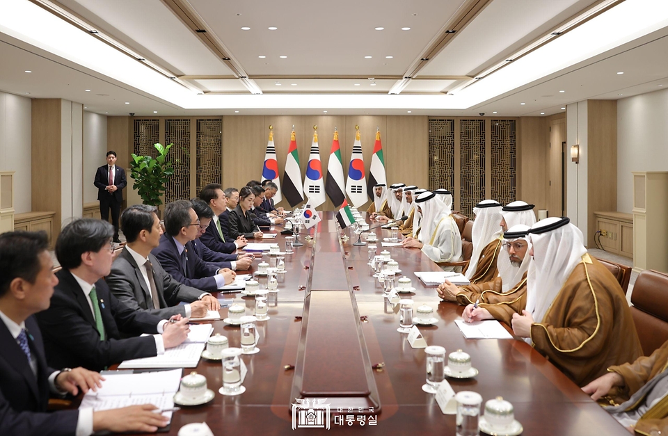 윤석열 대통령과 모하메드 빈 자이드 알 나하얀(Mohammed bin Zayed Al Nahyan) 아랍에미리트(UAE) 대통령이 29일 서울 용산 대통령실 청사에서 ‘한-UAE 정상회담’을 하고 있다.