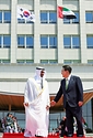 윤석열 대통령과 모하메드 빈 자이드 알 나하얀(Mohammed bin Zayed Al Nahyan) 아랍에미리트(UAE) 대통령이 29일 서울 용산 대통령실 청사 앞 잔디마당에서 열린 ‘UAE 대통령 국빈 방한 공식 환영식’에서 대화하고 있다.