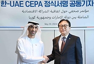 정인교 산업통상자원부 통상교섭본부장이 29일 서울 종로구 포시즌스 호텔에서 열린 ‘한-UAE CEPA(포괄적경제동반자협정) 정식 서명 관련 브리핑’에서 타니 빈 아흐메드 알 제유디(Thani bin Ahmed Al Zeyoudi) UAE 경제부 대외무역특임장관과 악수하며 기념 촬영을 하고 있다.