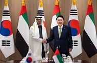 윤석열 대통령이 29일 서울 용산 대통령실 청사에서 열린 ‘한-UAE 정상회담’에서 모하메드 빈 자이드 알 나하얀(Mohammed bin Zayed Al Nahyan) 아랍에미리트(UAE) 대통령과 악수하며 기념 촬영을 하고 있다.