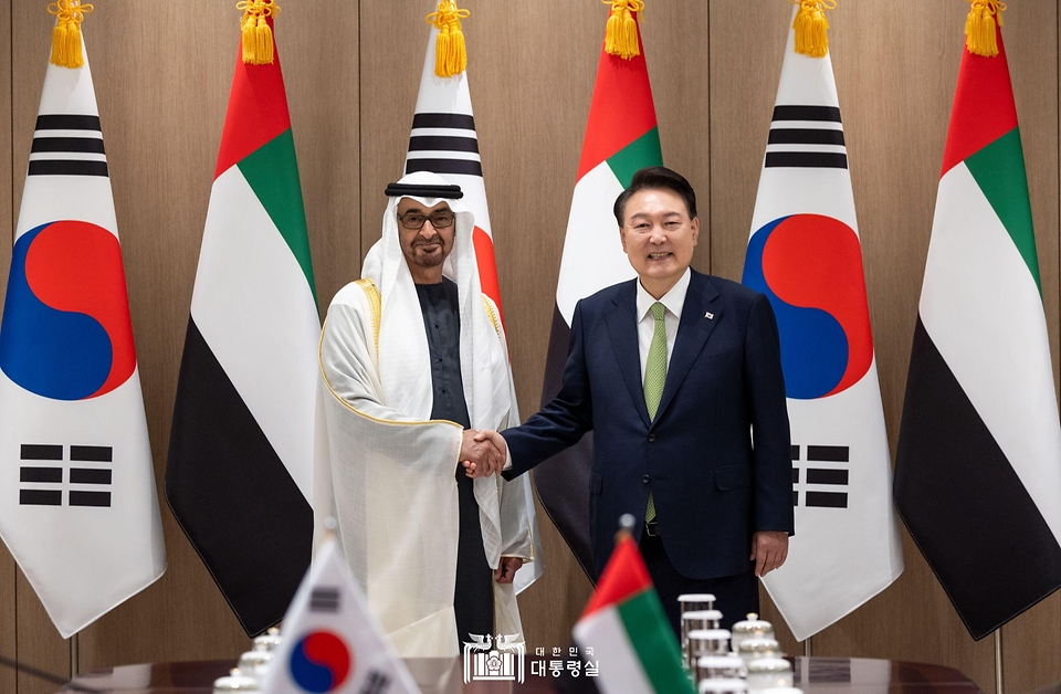 윤석열 대통령이 29일 서울 용산 대통령실 청사에서 열린 ‘한-UAE 정상회담’에서 모하메드 빈 자이드 알 나하얀(Mohammed bin Zayed Al Nahyan) 아랍에미리트(UAE) 대통령과 악수하며 기념 촬영을 하고 있다.