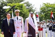 윤석열 대통령과 모하메드 빈 자이드 알 나하얀(Mohammed bin Zayed Al Nahyan) 아랍에미리트(UAE) 대통령이 29일 서울 용산 대통령실 청사 앞 잔디마당에서 열린 ‘UAE 대통령 국빈 방한 공식 환영식’에서 의장대를 사열하고 있다. 