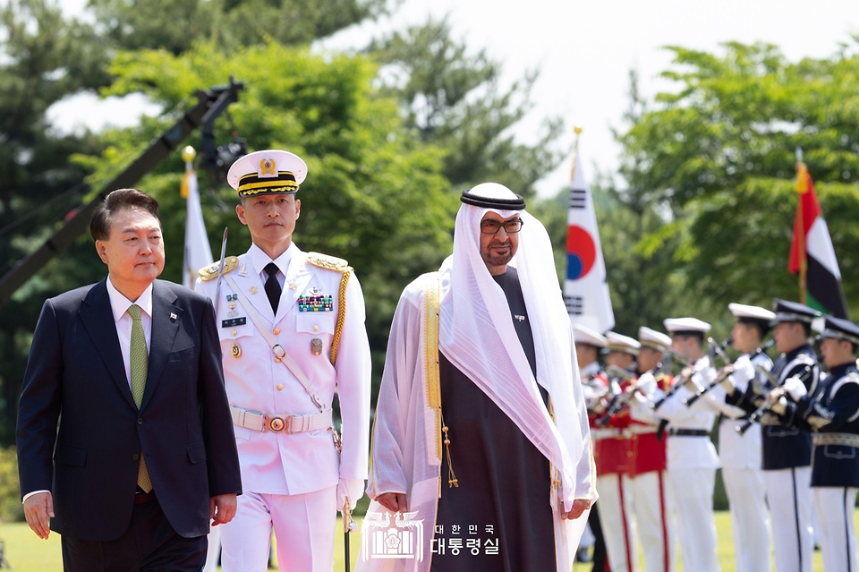 윤석열 대통령과 모하메드 빈 자이드 알 나하얀(Mohammed bin Zayed Al Nahyan) 아랍에미리트(UAE) 대통령이 29일 서울 용산 대통령실 청사 앞 잔디마당에서 열린 ‘UAE 대통령 국빈 방한 공식 환영식’에서 의장대를 사열하고 있다. 