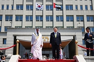 윤석열 대통령과 모하메드 빈 자이드 알 나하얀(Mohammed bin Zayed Al Nahyan) 아랍에미리트(UAE) 대통령이 29일 서울 용산 대통령실 청사 앞 잔디마당에서 열린 ‘UAE 대통령 국빈 방한 공식 환영식’에 참석해 있다.