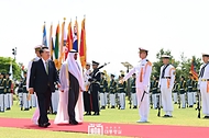 윤석열 대통령과 모하메드 빈 자이드 알 나하얀(Mohammed bin Zayed Al Nahyan) 아랍에미리트(UAE) 대통령이 29일 서울 용산 대통령실 청사 앞 잔디마당에서 열린 ‘UAE 대통령 국빈 방한 공식 환영식’에서 의장대를 사열하고 있다. 