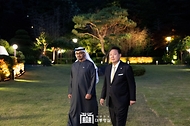 윤석열 대통령이 29일 서울 한남동 대통령 관저에서 모하메드 빈 자이드 알 나하얀(Mohammed bin Zayed Al Nahyan) 아랍에미리트(UAE) 대통령과 산책을 하고 있다. 