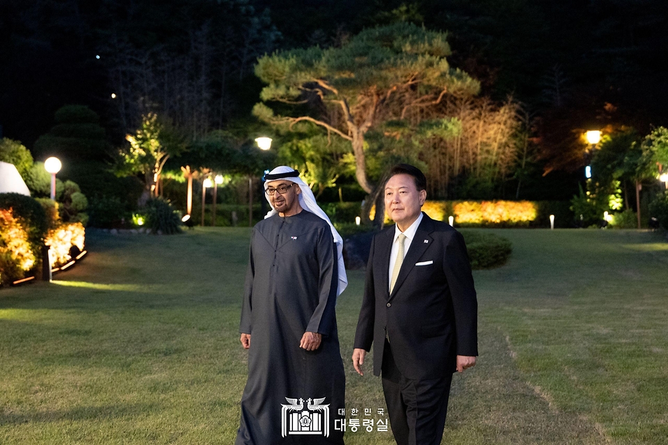 윤석열 대통령이 29일 서울 한남동 대통령 관저에서 모하메드 빈 자이드 알 나하얀(Mohammed bin Zayed Al Nahyan) 아랍에미리트(UAE) 대통령과 산책을 하고 있다. 