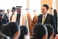 윤석열 대통령과 모하메드 빈 자이드 알 나하얀(Mohammed bin Zayed Al Nahyan) 아랍에미리트(UAE) 대통령이 29일 서울 용산 대통령실 청사 앞 잔디마당에서 열린 ‘UAE 대통령 국빈 방한 공식 환영식’을 마친 뒤 회담장으로 향하고 있다.