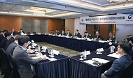 정인교 산업통상자원부 통상교섭본부장이 29일 서울 중구 롯데호텔 사파이어볼룸에서 열린 ‘제2차 한-아프리카 경제협력 민관추진위원회’를 주재하고 있다. 