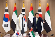 윤석열 대통령이 29일 서울 용산 대통령실 청사에서 열린 ‘한-UAE 정상회담’에서 모하메드 빈 자이드 알 나하얀(Mohammed bin Zayed Al Nahyan) 아랍에미리트(UAE) 대통령과 기념 촬영을 마치고 자리로 안내하고 있다.