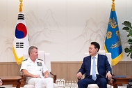 윤석열 대통령이 30일 서울 용산 대통령실 청사에서 사무엘 파파로(Samuel Paparo) 미국 인도태평양 사령관을 접견하고 있다. 