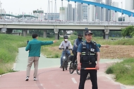 <p>30일 충북 청주 무심천체육공원에서 군, 경찰, 소방대원&nbsp;등&nbsp;관계자들이&nbsp;'2024 재난대응 안전한국훈련' 일환으로 제방 유실로 인한 주택침수가 발생환 상황을 가상해 재난 상황 대응 훈련을 하고 있다.</p>