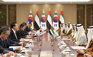윤석열 대통령과 모하메드 빈 자이드 알 나하얀(Mohammed bin Zayed Al Nahyan) 아랍에미리트(UAE) 대통령이 29일 서울 용산 대통령실 청사에서 ‘한-UAE 정상회담’을 하고 있다.