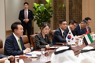 윤석열 대통령이 29일 서울 용산 대통령실 청사에서 열린 ‘한-UAE 정상회담’에서 모하메드 빈 자이드 알 나하얀(Mohammed bin Zayed Al Nahyan) 아랍에미리트(UAE) 대통령의 발언을 듣고 있다.