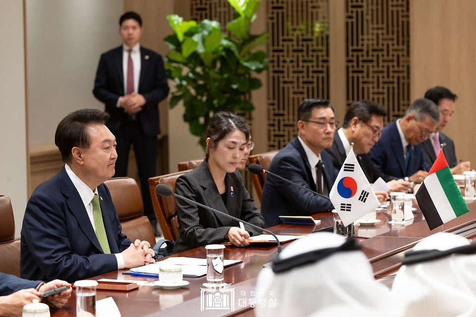 윤석열 대통령이 29일 서울 용산 대통령실 청사에서 열린 ‘한-UAE 정상회담’에서 모하메드 빈 자이드 알 나하얀(Mohammed bin Zayed Al Nahyan) 아랍에미리트(UAE) 대통령의 발언을 듣고 있다.