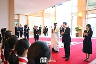 윤석열 대통령과 김건희 여사, 모하메드 빈 자이드 알 나하얀(Mohammed bin Zayed Al Nahyan) 아랍에미리트(UAE) 대통령이 29일 서울 용산 대통령실 청사 앞 잔디마당에서 열린 ‘UAE 대통령 국빈 방한 공식 환영식’을 마친 뒤 회담장으로 향하며 UAE 노래를 부른 서울시소년소녀합창단원들을 격려하고 있다.