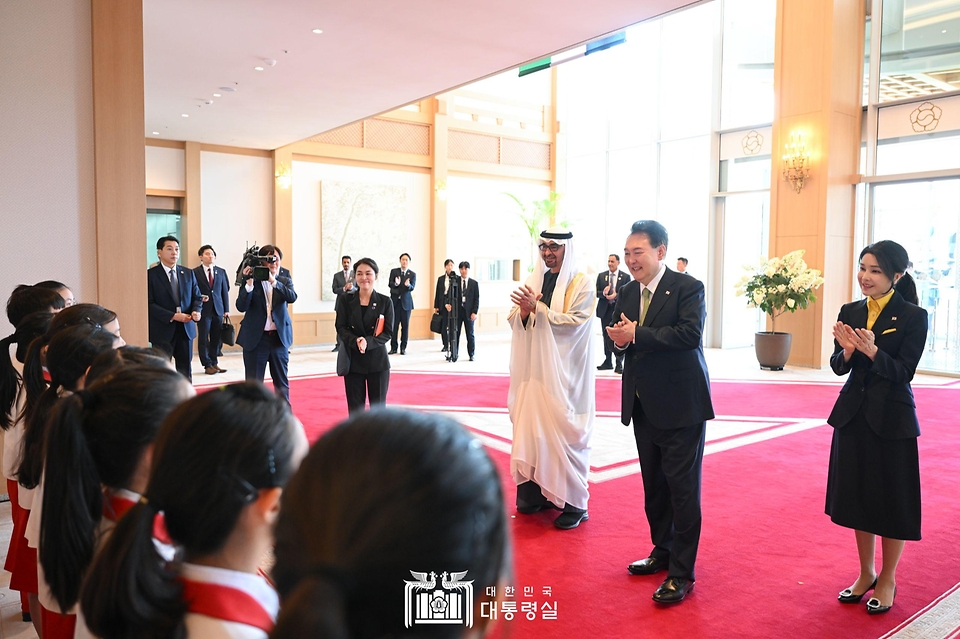 윤석열 대통령과 김건희 여사, 모하메드 빈 자이드 알 나하얀(Mohammed bin Zayed Al Nahyan) 아랍에미리트(UAE) 대통령이 29일 서울 용산 대통령실 청사 앞 잔디마당에서 열린 ‘UAE 대통령 국빈 방한 공식 환영식’을 마친 뒤 회담장으로 향하며 UAE 노래를 부른 서울시소년소녀합창단원들을 격려하고 있다.
