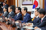 한덕수 국무총리가 29일 서울 종로구 정부서울청사에서 열린 ‘제24회 임시 국무회의’를 주재하고 있다.