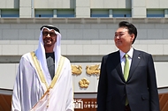 윤석열 대통령과 모하메드 빈 자이드 알 나하얀(Mohammed bin Zayed Al Nahyan) 아랍에미리트(UAE) 대통령이 29일 서울 용산 대통령실 청사 앞 잔디마당에서 열린 ‘UAE 대통령 국빈 방한 공식 환영식’을 마친 뒤 아크부대원, 어린이환영단 등 참석자들을 바라보고 있다.