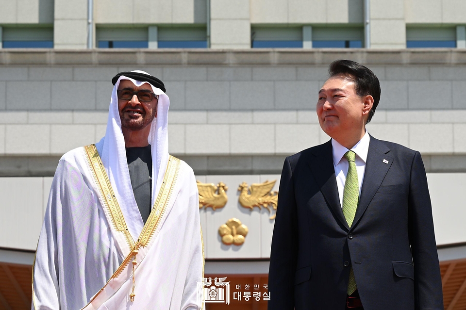 윤석열 대통령과 모하메드 빈 자이드 알 나하얀(Mohammed bin Zayed Al Nahyan) 아랍에미리트(UAE) 대통령이 29일 서울 용산 대통령실 청사 앞 잔디마당에서 열린 ‘UAE 대통령 국빈 방한 공식 환영식’을 마친 뒤 아크부대원, 어린이환영단 등 참석자들을 바라보고 있다.
