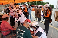 <p>30일 충북 청주 무심천체육공원에서 군, 경찰, 소방대원&nbsp;등&nbsp;관계자들이&nbsp;'2024 재난대응 안전한국훈련' 일환으로 제방 유실로 인한 주택침수가 발생환 상황을 가상해 재난 상황 대응 훈련을 하고 있다.</p>
